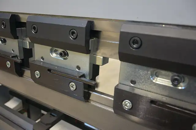 2 Axis NC Hydraulic Press Brake  EdgeBender in Power Tools in Mississauga / Peel Region - Image 11