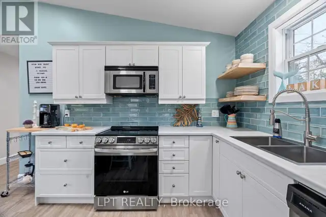 7652 RIVERSIDE DRIVE Lambton Shores (Port Franks), Ontario in Houses for Sale in Grand Bend - Image 9