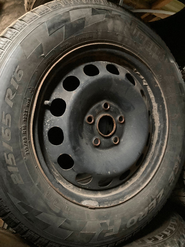 4x pneus hiver 215 65 16 pirelli sur roue vw tiguan 2016 5x112 dans Pneus et jantes  à Drummondville - Image 3