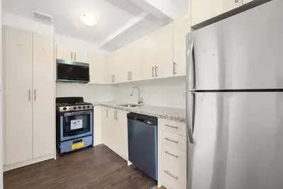 Torbolton Townhouse offers immaculate grounds and convenient access to highway 401.TTC transportatio...