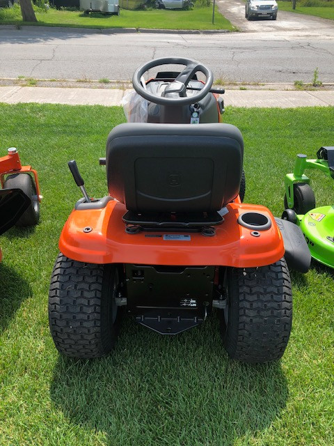 Husqvarna YTH1942 Lawn Tractor in Lawnmowers & Leaf Blowers in Belleville - Image 2