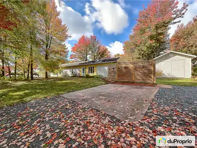 Située sur un grand terrain boisé, cette charmante maison modulaire est idéale pour ceux qui recherc...