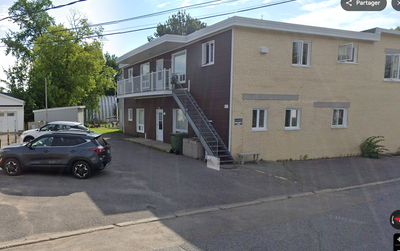 418-655-8281 À voir au 1605 Saint-François, appartement #6, très beau et très grand 3 1/2 situé avec...