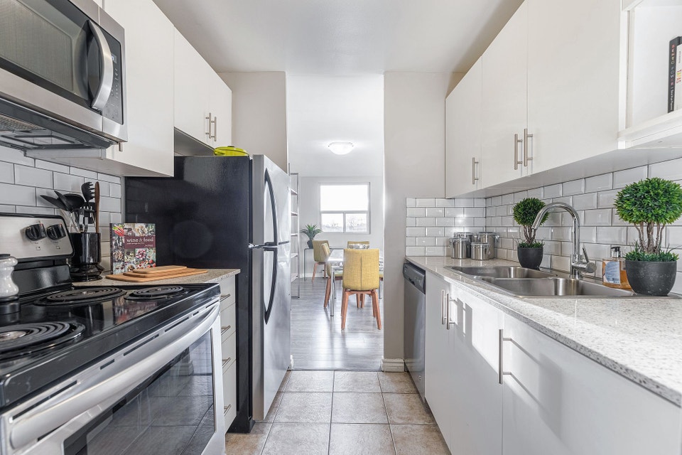 Modern Updated 2 Bedroom in a Classic Building Near Downtown 3