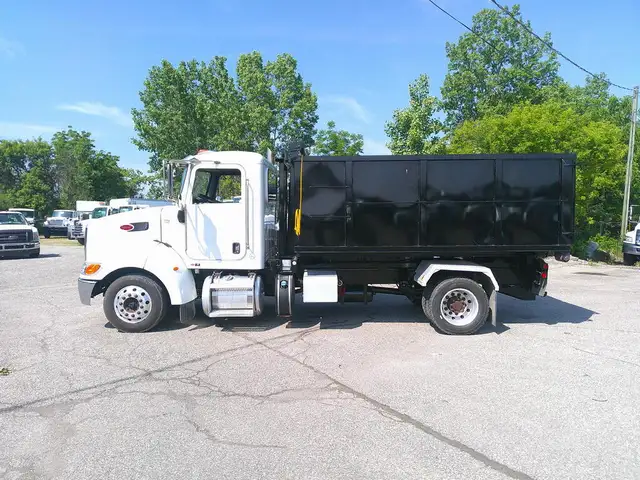 2016 Peterbilt 330 in Heavy Trucks in Hamilton - Image 4