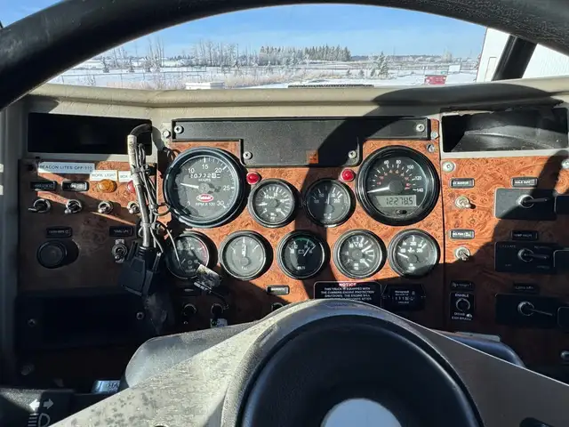 2005 PETERBILT 335 in Heavy Trucks in Saskatoon - Image 18