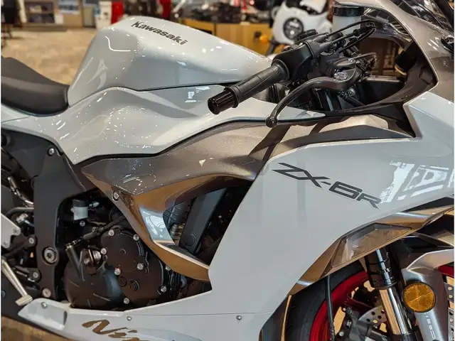 2025 Kawasaki Ninja ZX-6R // Pearl Robotic White/Metallic Graphi in Sport Bikes in Winnipeg - Image 8