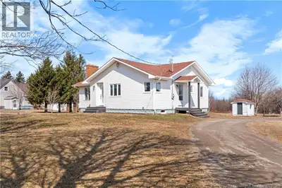 Fully renovated 3-bedroom bungalow just a short walk to world-class Aboiteau Beach. This bright, wel...