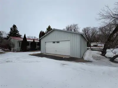 R30//Dauphin/Escape to the Eclipse with this private 1.01-acre property, offering one-level living i...