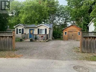 Welcome to 28 Thompson Drive, located in the heart of Sutton and Jackson's Point. This charming bung...
