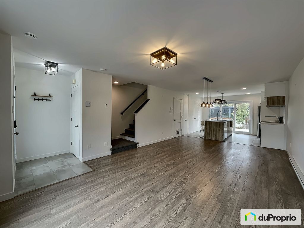 $379,900 - Townhouse for sale in Sherbrooke (Mont-Bellevue) — photo 2