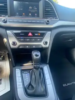 2017 Hyundai Elantra - Only 73,000 kms dans Autos et camions dans Moncton - Image 8