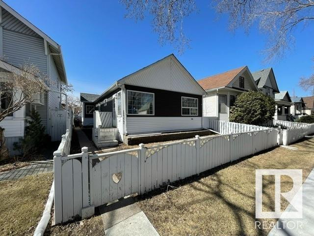 11322 96 ST NW Edmonton, Alberta in Houses for Sale in Edmonton