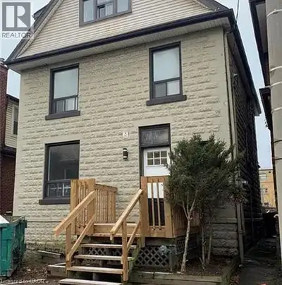 Bright and spacious 2-bedroom upper-level unit available for lease! This comfortable second-floor un...