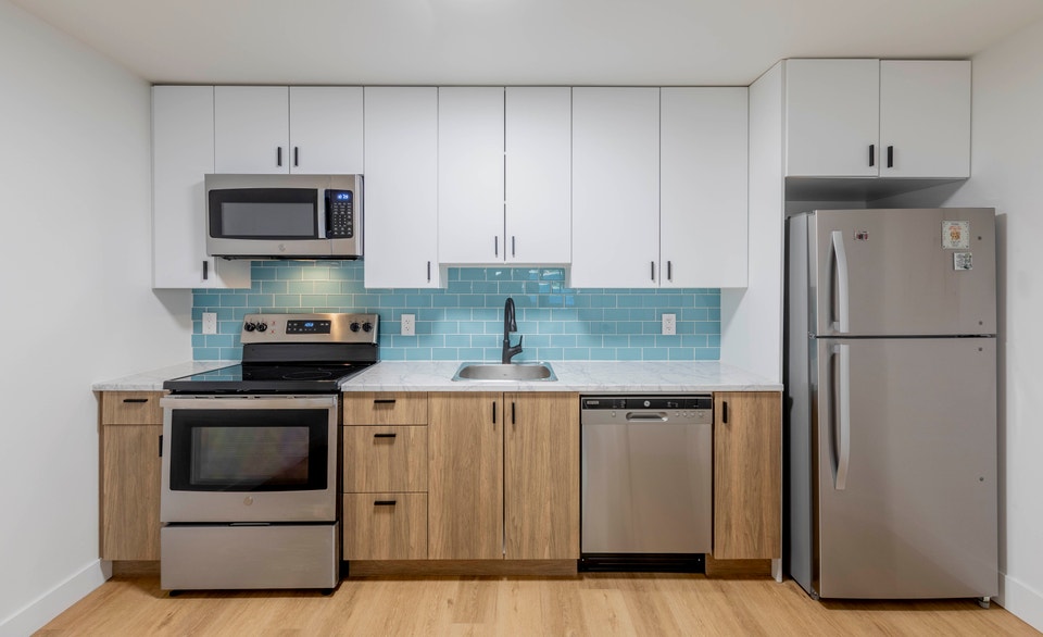 MULTIPLE 2 BEDROOM UNITS 626 LeBlanc Ct West W/INTERNET INCLUDED 3