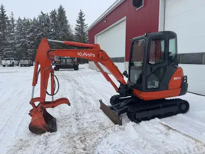 Kubota 3 ton mini excavator with back fill dozer blade. Hydraulic thumb. Swing boom. Good rubber tra...
