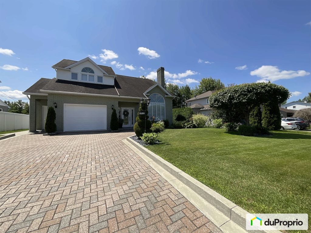 $699,000 - 1 1/2 Storey for sale in Sherbrooke (Fleurimont) — photo 1