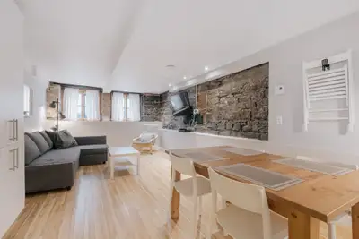 Appartement à aire ouverte entièrement meublé, situé au cœur du Vieux-Québec, au coin de la rue Ste-...