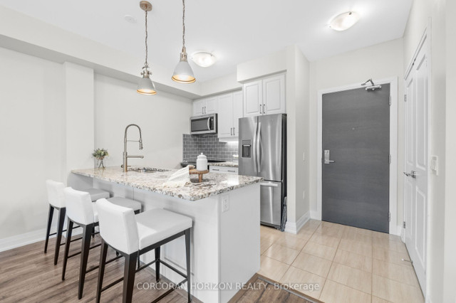 Gorgeous Open Concept Townhome in West Oak Trails for sale!! in Houses for Sale in Oakville / Halton Region - Image 2