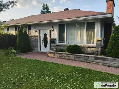 La cour vaut le détour! Charmante propriété à vendre à proximité des écoles (primaires, secondaires...