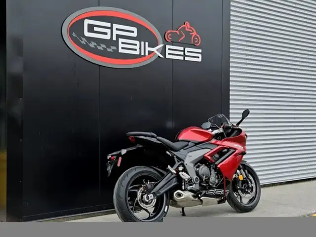 Triumph Daytona 660 Carnival RedSapphire Black in Sport Bikes in Oshawa / Durham Region - Image 4