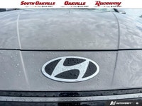 Air Conditioning, Exterior Parking Camera Rear, Fully automatic headlights, Heated Front Bucket Seat... (image 8)