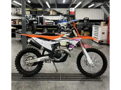 2024 KTM 350 XC-F KTM 350 XC-F 2024 Les photos peuvent être à titre indicatif et sans inscription. L...
