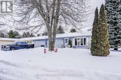 Welcome to 2 Balsom Crt. Located in the Adult Lifestyle Community of Tecumseth Pines. This Modular H...