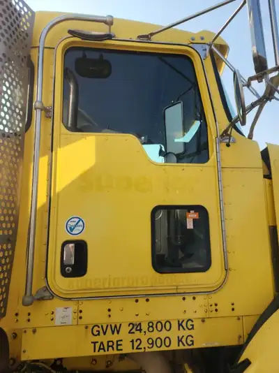 2007 KENWORTH DAYLIGHT DOORS ONLY 1 RHS DOOR AVAILABLE HAS SMALL DING IN IT CAB IS SOLD PICS ARE FOR...