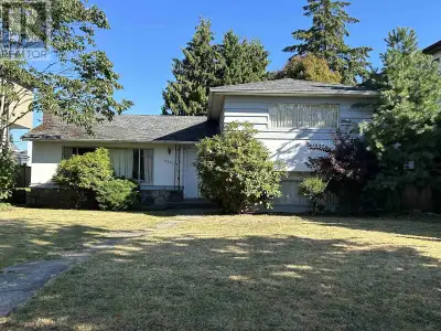 BUILDERS/INVESTORS. REDEVELOPMENT POTENTIAL! This property is located in the most PRESTIGIOUS QUILCH...