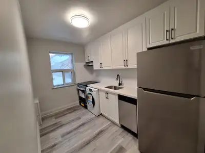 Stunning 2 bedroom apartment $2000.00- plus hydro + cable/internet On site parking- free. ***DEFERRE...
