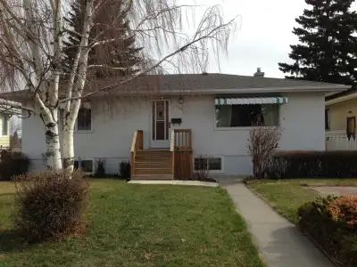 I am renting the 3 bedroom main floor of a very big house in Highland Park NW. This place has a sepa...