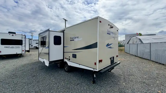 2018 Freedom Express 257BHS in Travel Trailers & Campers in Victoria - Image 4