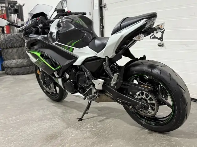 2022 Kawasaki Ninja 650 Pearl Robotic White in Sport Bikes in St. Albert - Image 4