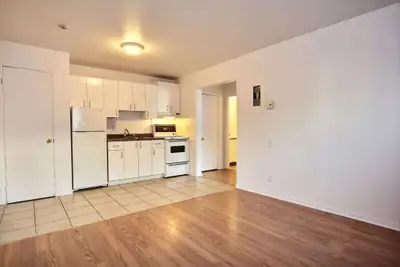 2 ½ sur la rue Banville Chauffage, électricité et eau chaude fournis Logement semi-meublé, avec un s...