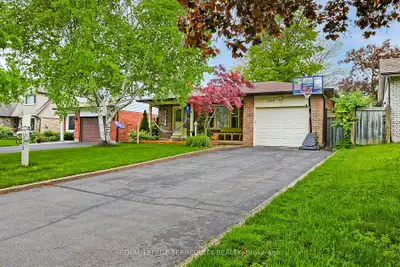 Elegant Family Home in One of Oshawas Finest Neighbourhoods Nestled on a mature, tree-lined this bea...