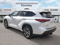 Drive with absolute confidence in this striking White 2022 Toyota Highlander XLE Sport Utility, engi... (image 3)