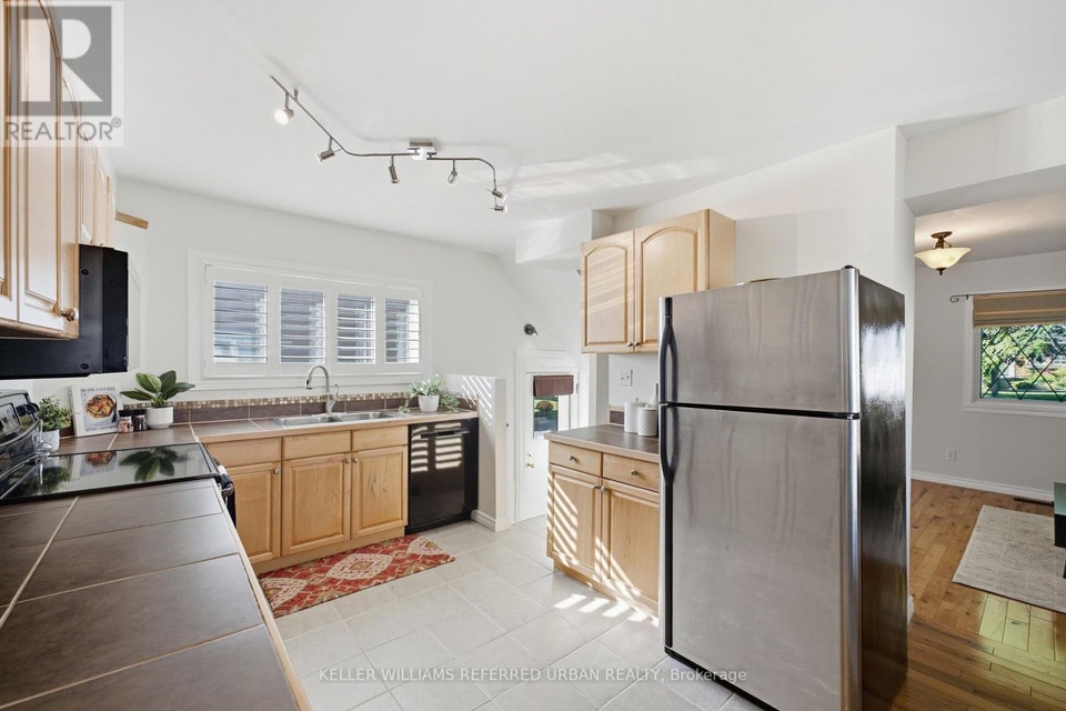 569 Masson Street Oshawa (O'Neill), Ontario, photo 6 of 40