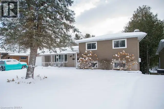 104 HILLSIDE Avenue Delhi, Ontario in Houses for Sale in Norfolk County - Image 2