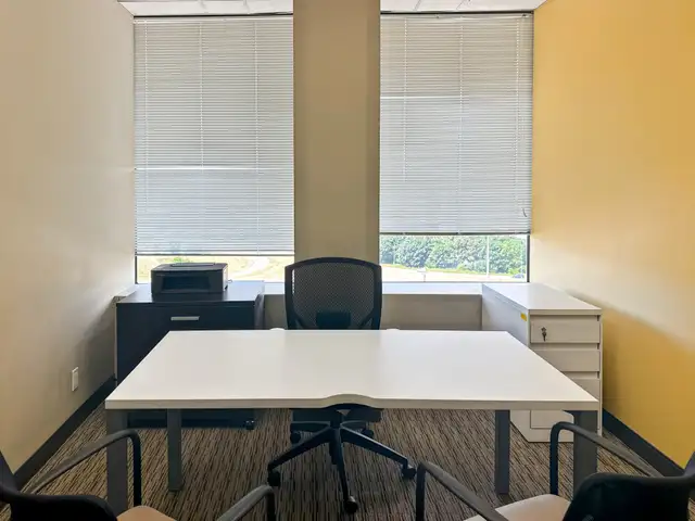 Office space for rent for 1 person in Etobicoke Toronto in Commercial & Office Space for Rent in City of Toronto - Image 3