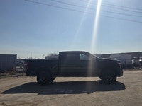 Powerful Gas V8 5.3L/325 engine - Advanced lane departure warning system - 4x4 drivetrain for except... (image 2)