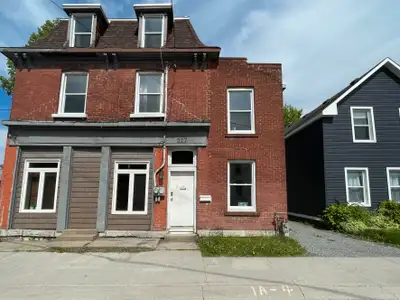 Availability: Immediately Available to be rented by the bedroom ($900/bed - inclusive) 3-storey 6 be...