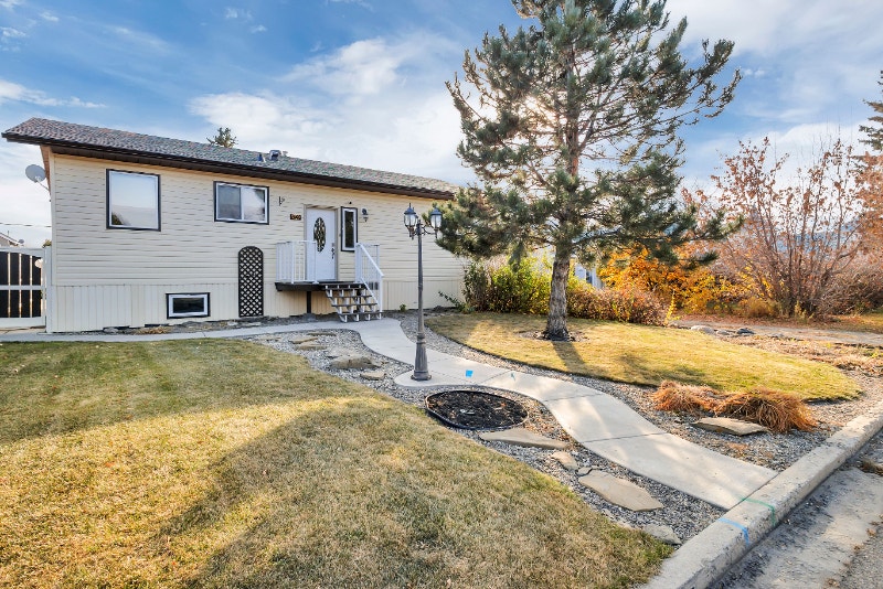 Raised Bungalow Double Garage in Bowden, AB! ID 104772 Houses for