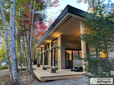 ***offre d'achat acceptée conditionnelle au financement. Splendide maison/chalet au bord de la riviè...