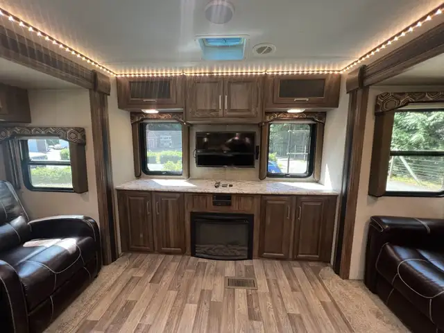 2017 KEYSTONE COUGAR 327RESWE (FINANCING AVAILABLE) in Travel Trailers & Campers in Strathcona County - Image 9