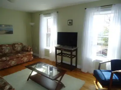 Recently renovated one bedroom in great downtown heritage property location. Hardwood and tile throu...