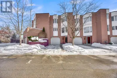 Affordable Bright North London Townhome Backing onto Dream Greenspace. Large 5-Level Back Split, 3 B...