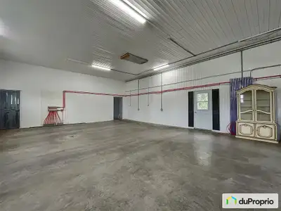 Avec entrepôt de 3000 pi 2 pour commerce selon les besoins de l'acheteur. Charmante petite maison av...
