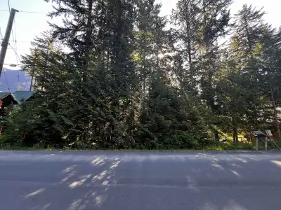Freehold/Strata gently sloped Building Lot in the Recreational/Residential Gated Community of Sunshi...