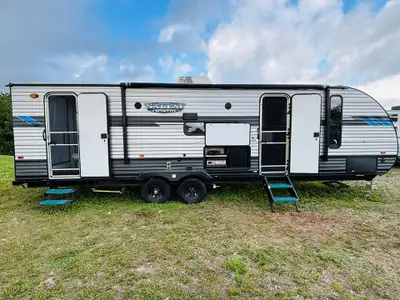 Welcome to Ride Collective - Dartmouth 2021 Forest River Salem 33 FT travel trailer offers spacious...